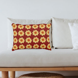 Gele Dahlia Bloempatroon op Baksteenrood Accent Kussen
