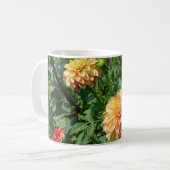 Gele dahlias schaadt de zijkanten van deze mok (Voorkant links)