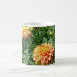 Gele dahlias schaadt de zijkanten van deze mok