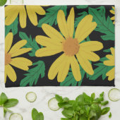 Gele daisy-bloemen met groene bladeren, keuken aan theedoek (Gevouwen)