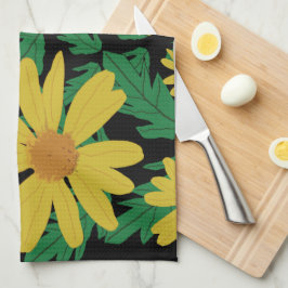 Gele daisy-bloemen met groene bladeren, keuken aan theedoek