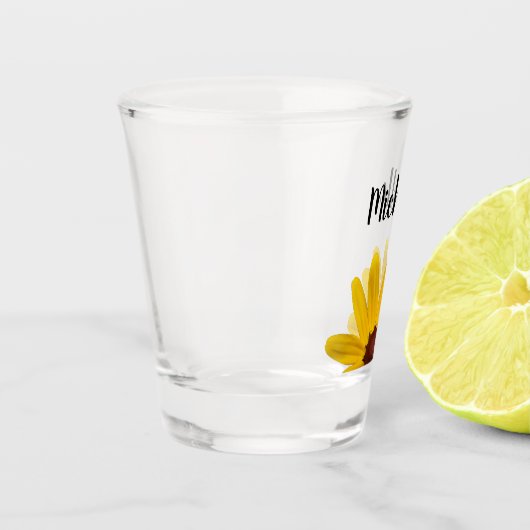 Gele Daisy Elegant Script Typography Custom Shot Glas (Links)