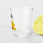 Gele Daisy Elegant Script Typography Custom Shot Glas (Rechts)