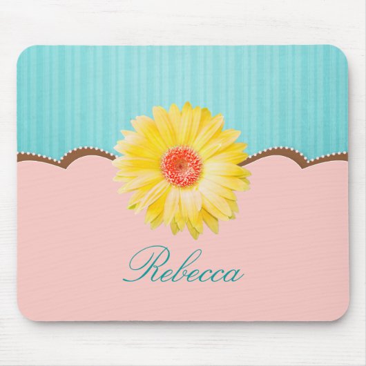 Gele Daisy op Roze & Blauwgroen Gepersonaliseerd Muismat (Voorkant)