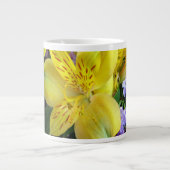 Gele Daylilies & Paarse Lila Bloemen Grote Koffiekop (Voorkant)