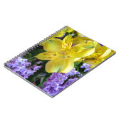 Gele Daylilies & Paarse Lila Bloemen Notitieboek (Linkerzijde)