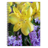 Gele Daylilies & Paarse Lila Bloemen Notitieboek (Voorkant)