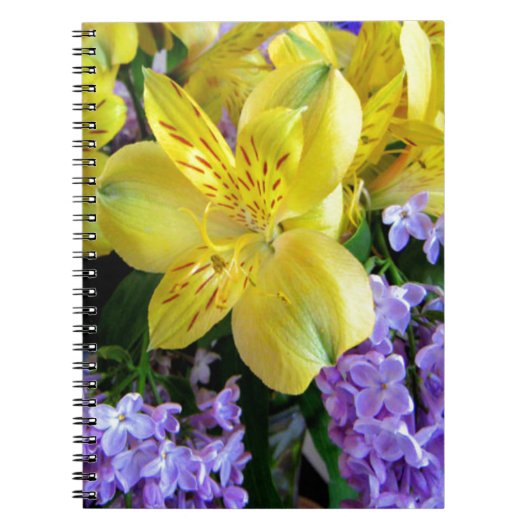 Gele Daylilies & Paarse Lila Bloemen Notitieboek (Voorkant)