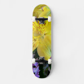 Gele Daylilies & Paarse Lila Bloemen Skateboard (Voorkant)