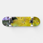 Gele Daylilies & Paarse Lila Bloemen Skateboard (Horizontaal)