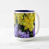 Gele Daylilies & Paarse Lila Bloemen Tweekleurige Koffiemok (Voorkant rechts)