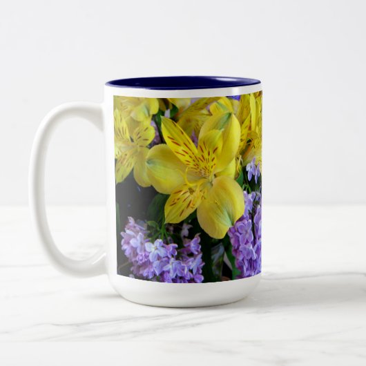 Gele Daylilies & Paarse Lila Bloemen Tweekleurige Koffiemok (Links)