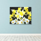 Gele deffodils en witte Narcissi op grijs Canvas Afdruk (Insitu (Houten vloer))