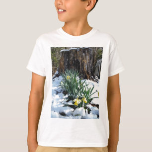 Gele deffodils in de sneeuw t-shirt