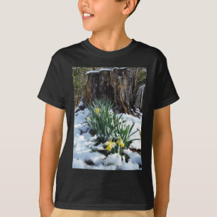 Gele deffodils in de sneeuw t-shirt