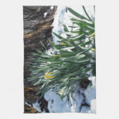 Gele deffodils in de sneeuw theedoek (Verticaal)
