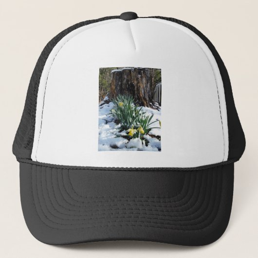 Gele deffodils in de sneeuw trucker pet (Voorkant)