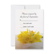 Gele deffodils op White Spring Wedding RSVP Card