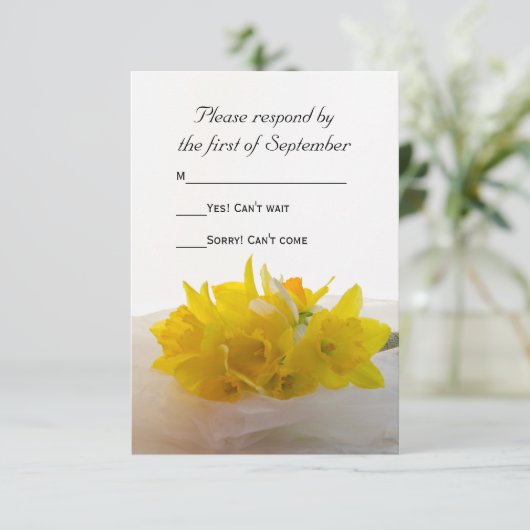 Gele deffodils op White Spring Wedding RSVP Card (Staand voorkant)