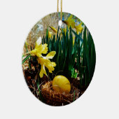 Gele deffodis en een geel paasei keramisch ornament (Rechts)