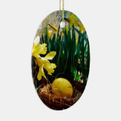 Gele deffodis en een geel paasei keramisch ornament (Rechts)