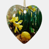 Gele deffodis en een geel paasei keramisch ornament (Rechts)