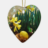 Gele deffodis en een geel paasei keramisch ornament (Links)