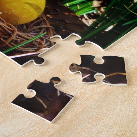 Gele deffodis en een geel paasei legpuzzel (Zijkant)