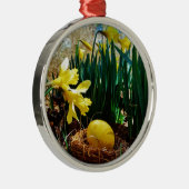 Gele deffodis en een geel paasei metalen ornament (Rechts)