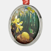 Gele deffodis en een geel paasei metalen ornament (Links)