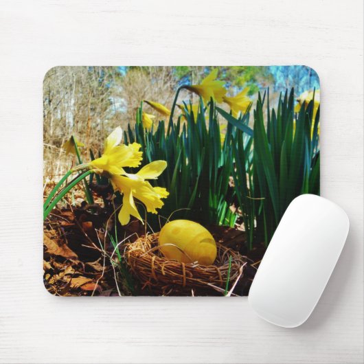 Gele deffodis en een geel paasei muismat (Met muis)