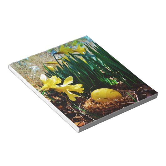 Gele deffodis en een geel paasei notitieblok (Schuin)