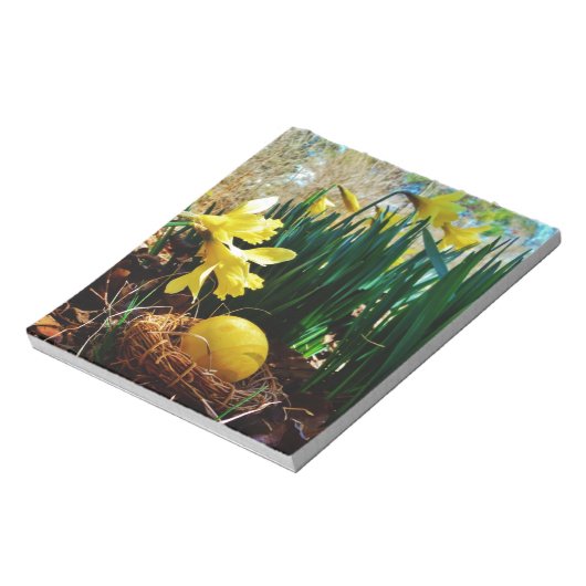 Gele deffodis en een geel paasei notitieblok (Linkerzijde)
