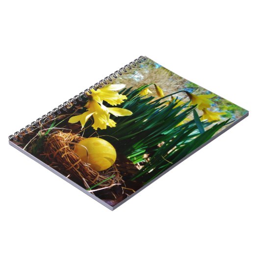 Gele deffodis en een geel paasei notitieboek (Linkerzijde)