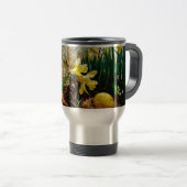 Gele deffodis en een geel paasei reisbeker (Voorkant rechts)