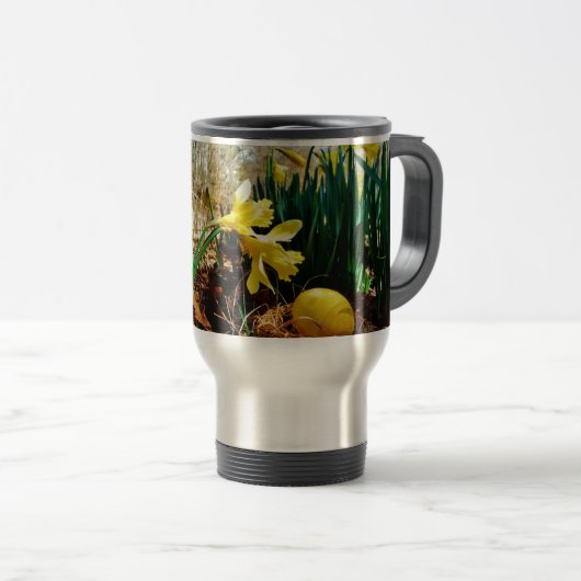 Gele deffodis en een geel paasei reisbeker (Voorkant rechts)
