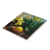 Gele deffodis en een geel paasei tegeltje (Zijkant)