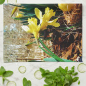 Gele deffodis en een geel paasei theedoek (Gevouwen)