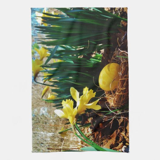 Gele deffodis en een geel paasei theedoek (Verticaal)