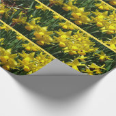 Gele deffodis ik Cheery Spring Flowers Cadeaupapier (Hoek)