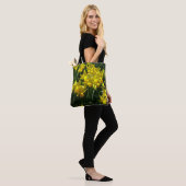 Gele deffodis ik Cheery Spring Flowers Tote Bag (Op model)