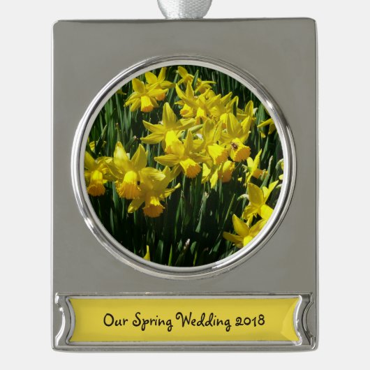 Gele deffodis ik Cheery Spring Flowers Verzilverd Banner Ornament (Voorkant)