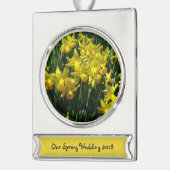 Gele deffodis ik Cheery Spring Flowers Verzilverd Banner Ornament (Links)