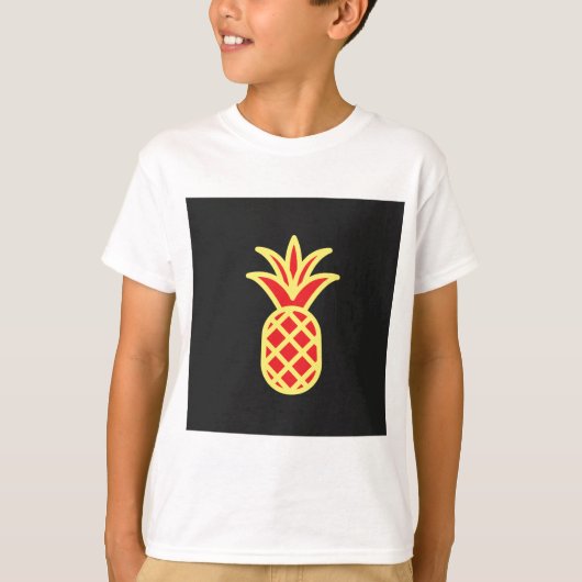 Gele dennenappel in zwart t-shirt (Voorkant)