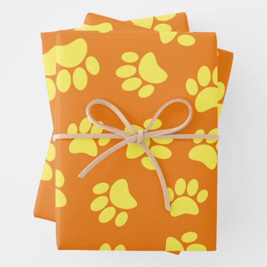 Gele dog schildert overal over Oranje af Inpakpapier Vel (In situ)