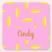 Gele droge bladeren, aangepaste naam roze kartonnen onderzetters (Voorkant)