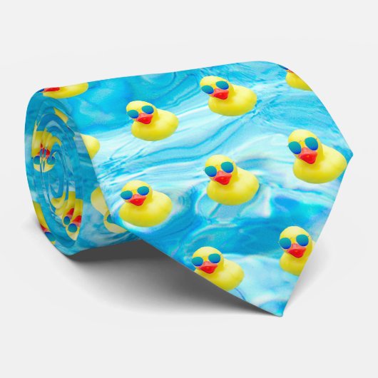 Gele eenden met zonnebril in de pool stropdas (Opgerold)