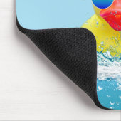 Gele eenden met zonnebril in water muismat (Hoek)