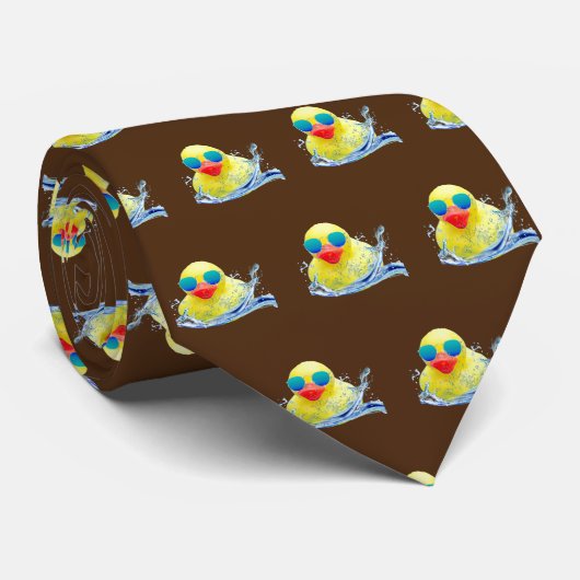 Gele eenden met zonnebril in water stropdas (Opgerold)