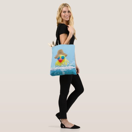 Gele eenden met zonnebril in water tote bag (Op model)